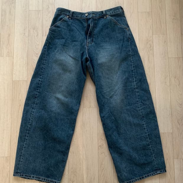 [L] 해칭룸 와이드 커브 진 워시드 블루