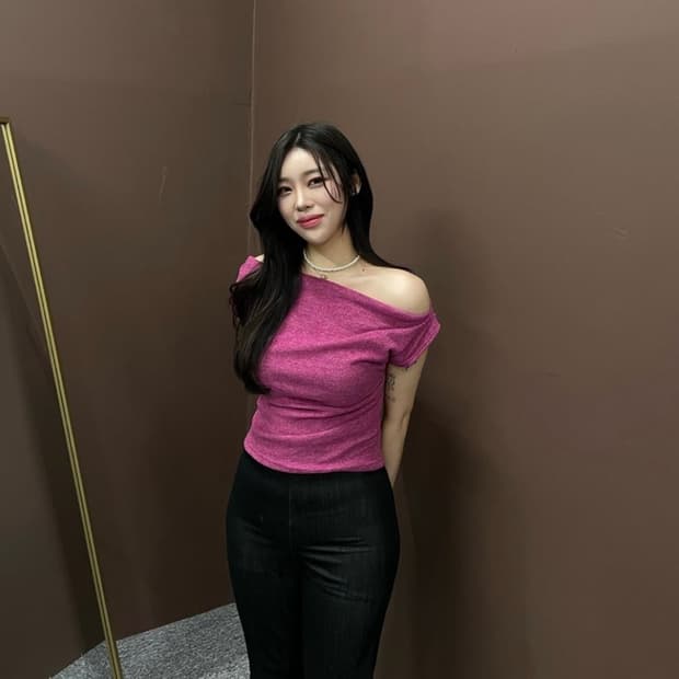 쇼핑몰 드레이프 언발 오프숄더 셔링 반팔 니트