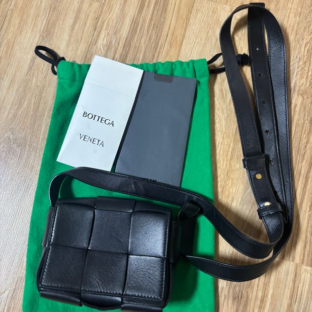 보테가베네타 미니 레더 카세트백(블랙) 팔아요.