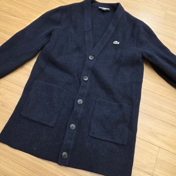라코스테 네이비 가디건 판매합니다. 사이즈는 FR 3 (US S)으로, 