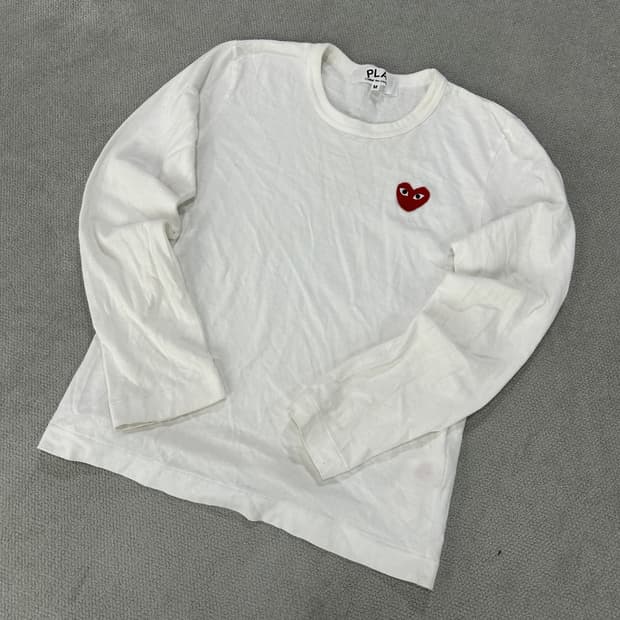 꼼데가르송 흰색 긴팔티 빨간하트 m