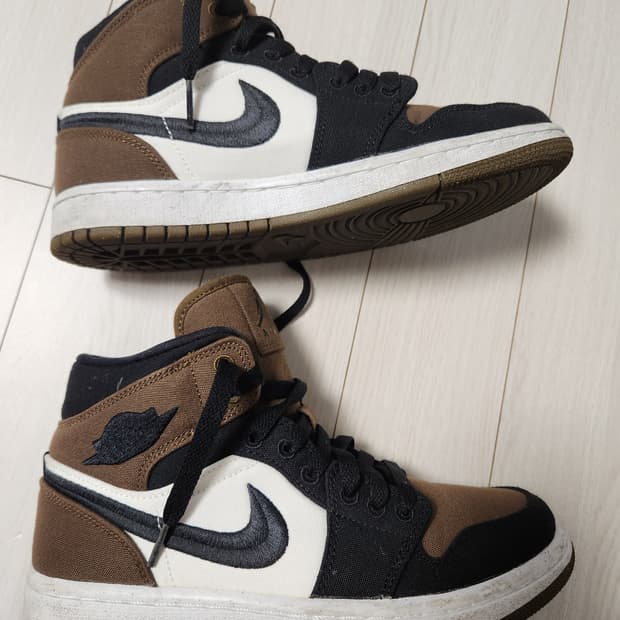 나이키 농구화 조던 1 미드 올리브 토 사이즈240

아웃솔 흰부분 생활