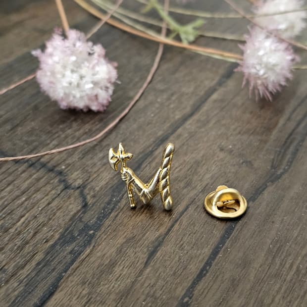 Vintage 도끼 든 팔 핀 브로치