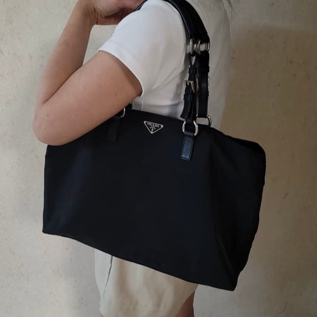 프라다 포코노 숄더백 블랙