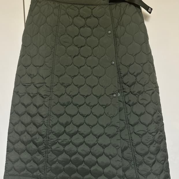 네파카키색 퀼팅 패딩랩 스커트