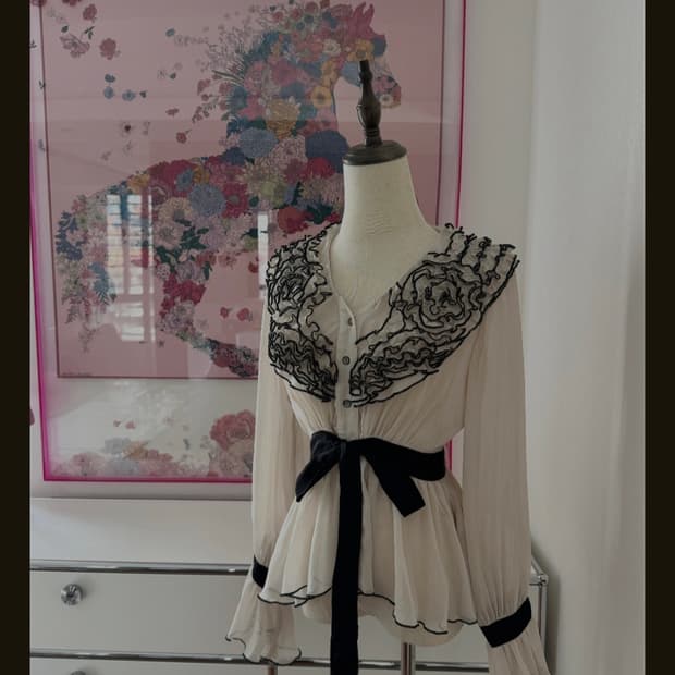 뉴포트뉴스 러플 로즈 자수 페플럼 블라우스