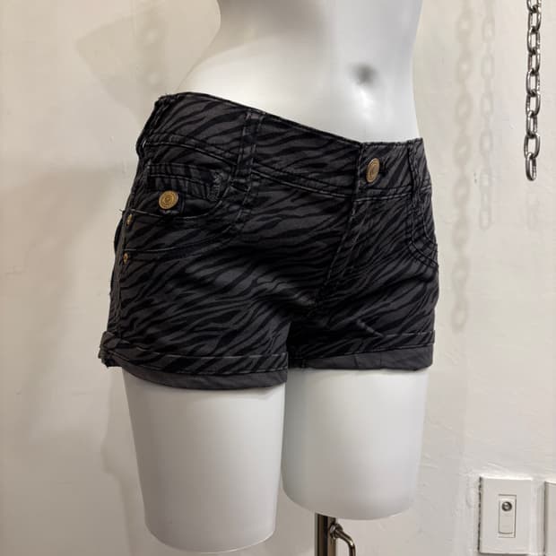 지브라 패턴 골드 버튼 그레이 숏팬츠 갸루