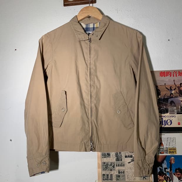 엔지니어드 가먼츠 버클 스탠드 카라 베이지 마드라스 체크 패턴 자켓