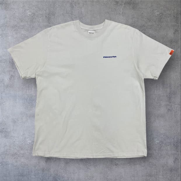 디스이즈네버댓 스몰 로고 화이트 반팔티