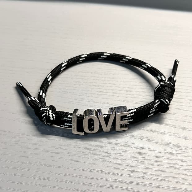 발렌시아가 팔찌