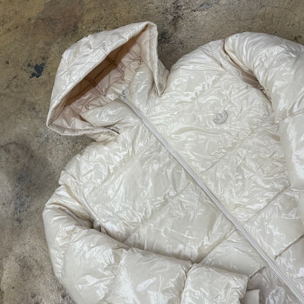 아디다스 크림 유광 패딩