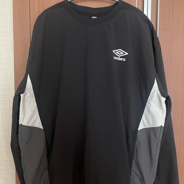 엄브로 피스테 티셔츠
