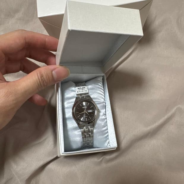 세이코 셀렉션 솔라 데이데이트 메탈 시계