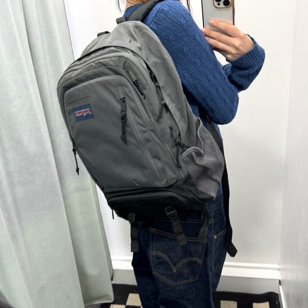 잔스포츠 그레이 엔보이 백팩