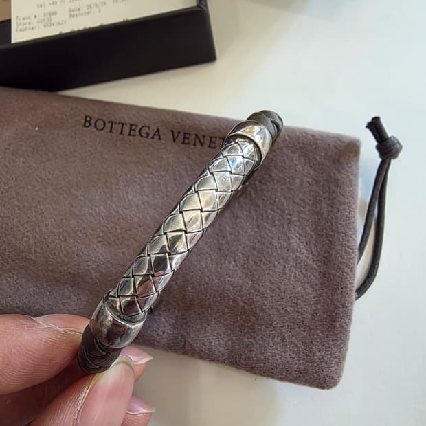 보테가 베네타 스털링 실버 가죽 위빙 팔찌 
