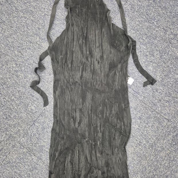 IM product apron (Issey Miyake Pleats)