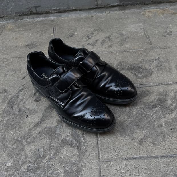 프라다 윙팁 버클 레더 더비슈즈