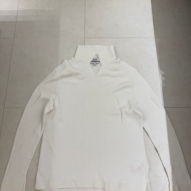 COS 코스 화이트 와플 니트 폴로 브이넥