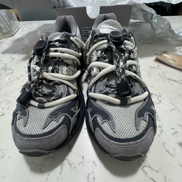 아식스 토가 그레이 230사이즈 팝니다