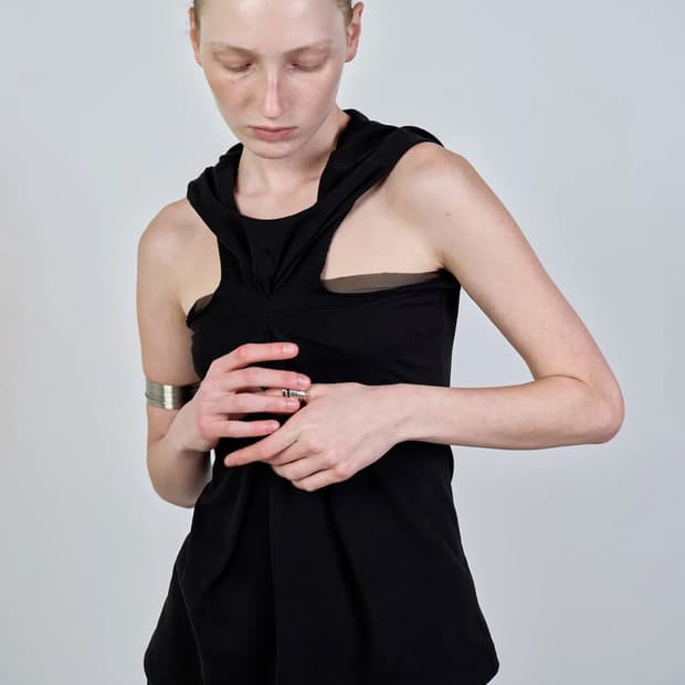 PINCHED HOODIE SLEEVELESS BLACK