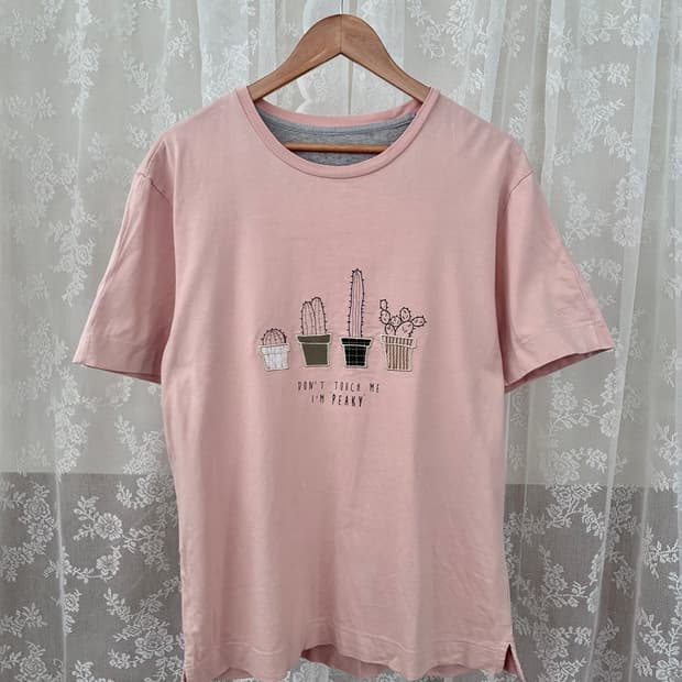 L) 시리즈 에피그램 그래픽 반팔 티셔츠 핑크