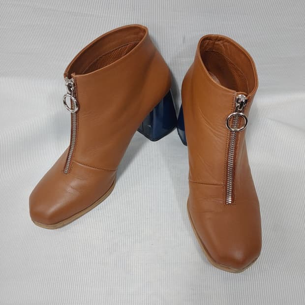 구호 브라운 가죽 앵클 부츠 245