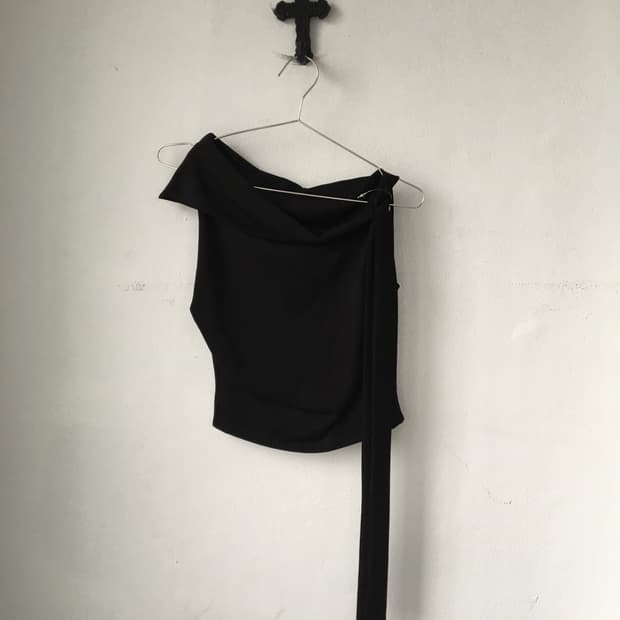 Tied neckline point top