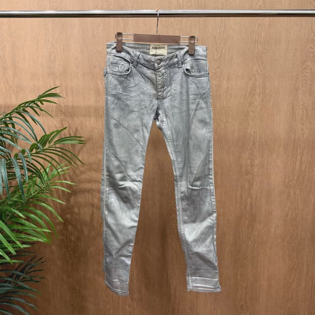 자딕앤볼테르 슬림핏 레더 코팅 데님 팬츠 로고 디테일 라이트 그레이