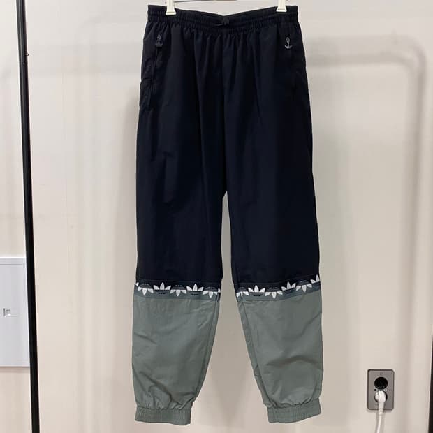 아디다스 신형 스플릿 트레포일 트랙팬츠