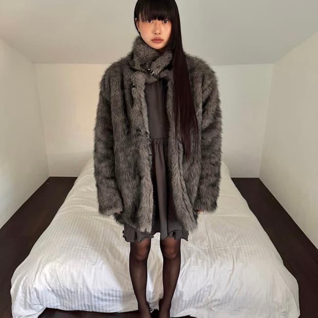 밀로우먼 버클 롱 헤어 퍼 자켓 [차콜]