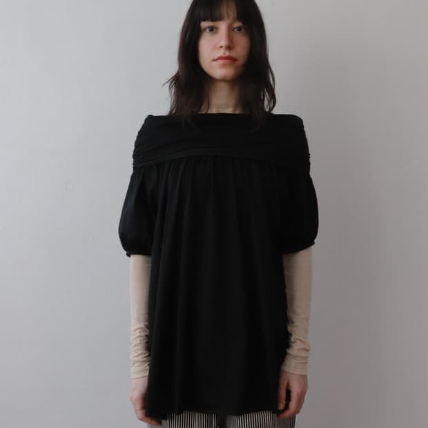 아모르사이 BACK RIBBON TOP - BLACK