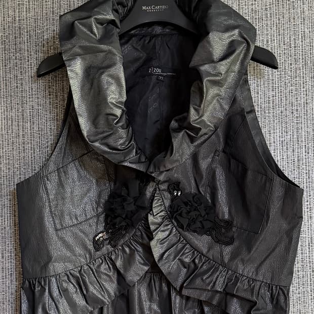 지주 ZIZOU 다크 그레이 메탈릭 프릴 셔링 베스트 조끼 77사이즈