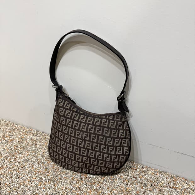 FENDI 펜디 주카 오이스터 숄더백