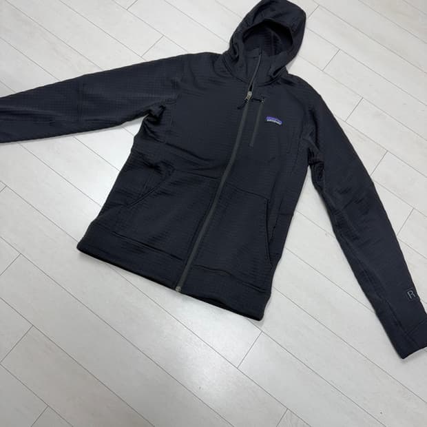 파타고니아 R1 풀집 후디 S 사이즈  상태 9.7/10  사진찍고 절대