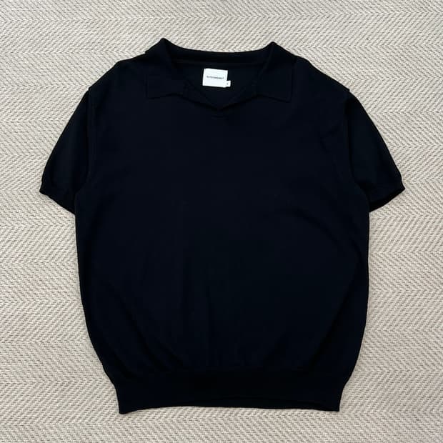 아웃 스탠딩 오픈 카라 하프 니트 r3580