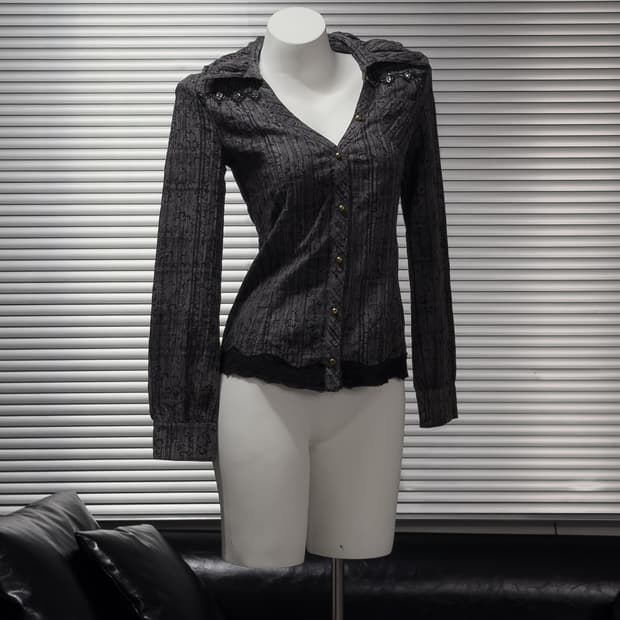 {UNKNOWN} Gothic Pattern Lace Hem Shirt 