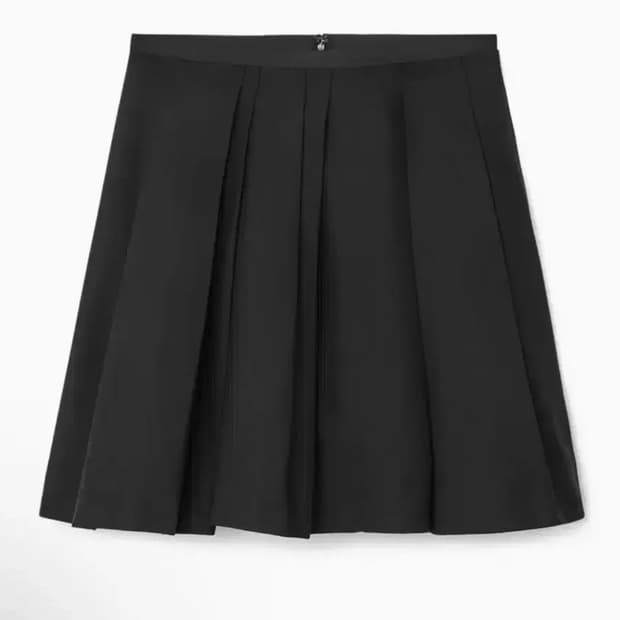 코스  COS 디컨스트럭티드 플리티드 스커트 블랙 42