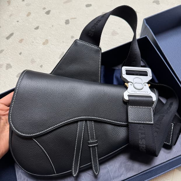 디올 스티치 새들백  팝니다