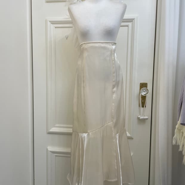 ivory glossy unbalance flare long skirt
