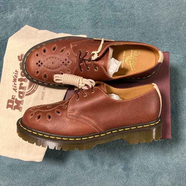 닥터마틴 1461 MIE 컷아웃 미드 탄