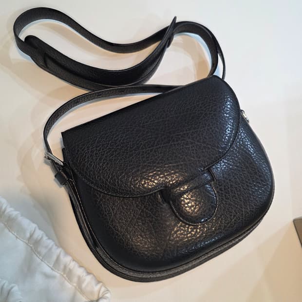 르메르 카트리지 스포츠백 블랙 새상품 판매합니다