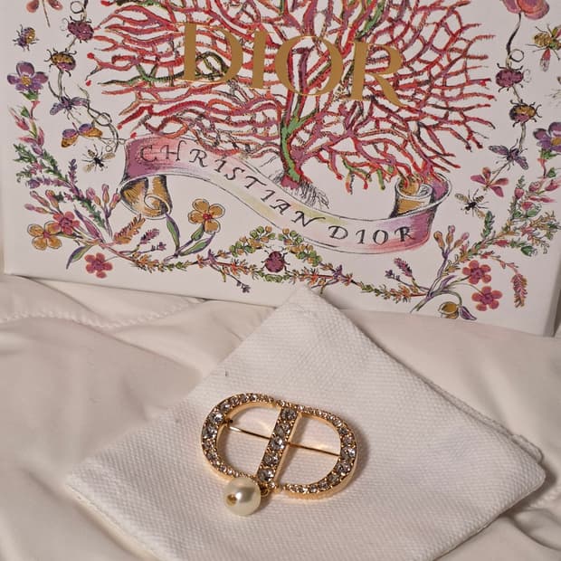 디올 쁘띠 cd 브로치 화이트