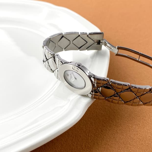 DIOR round symbol shell 1P watch