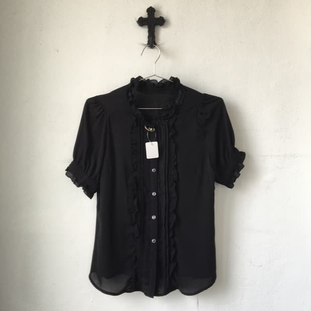Pin button point frill blouse