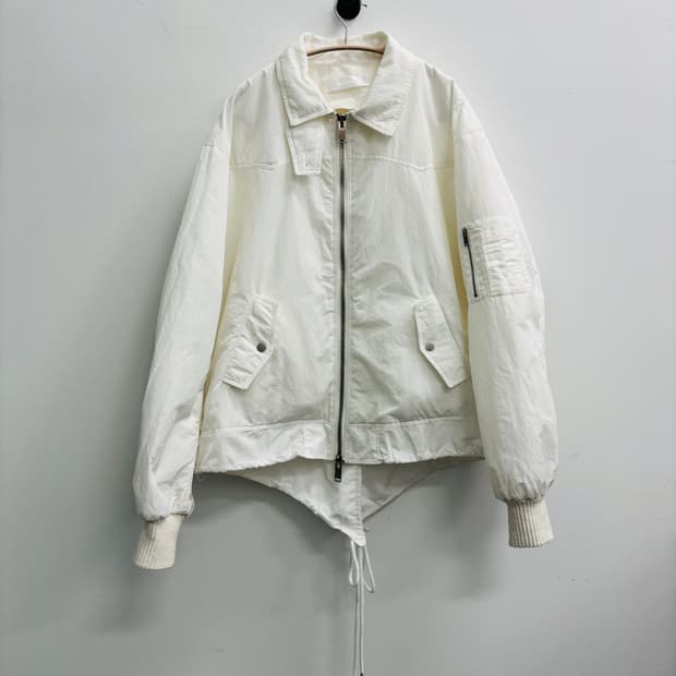 WESKEN(웨스켄) 피쉬테일 디테일 화이트 봄버 자켓