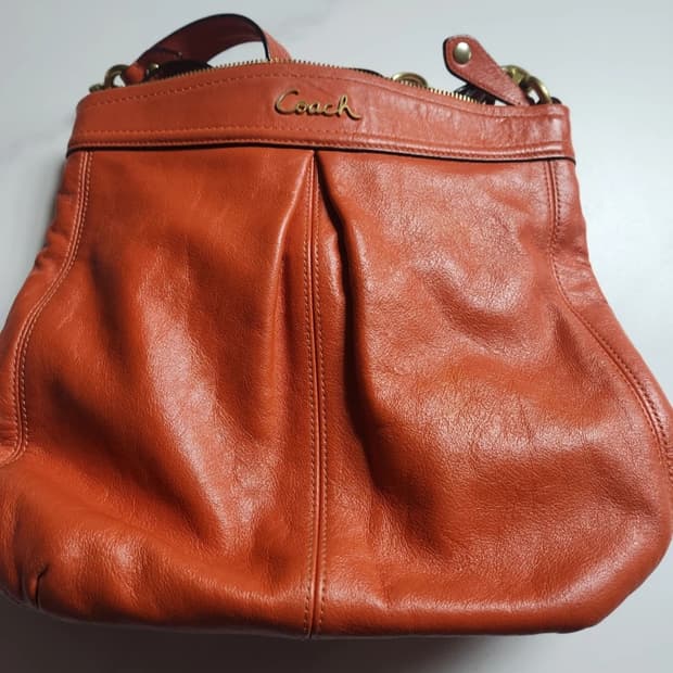 코치 오렌지 가죽 숄더백