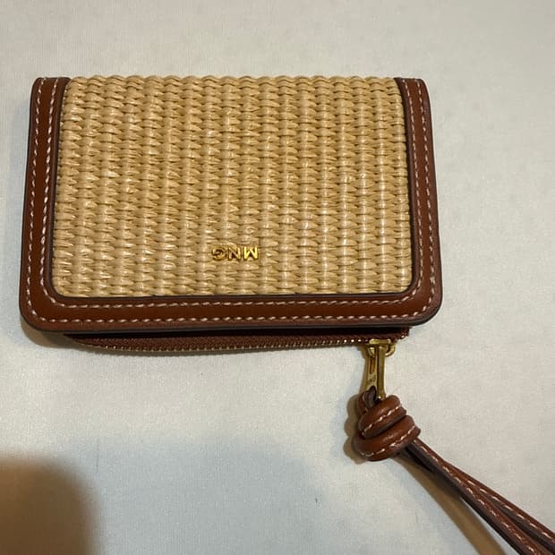MNG 라탄 반지갑 / 면세점에서 구입 후 미사용