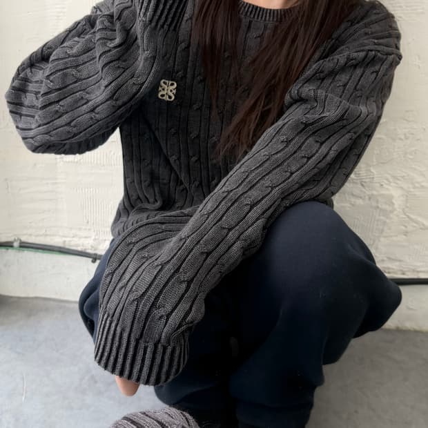 Satur 새터 자수 로고 워싱 차콜 코튼 케이블 니트