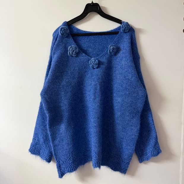 새상품 여자 코사지 브이넥 니트