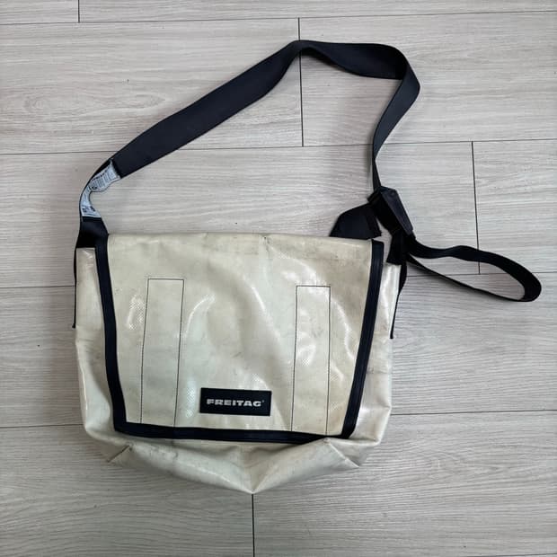 프라이탁 덱스터 화이트 아이보리